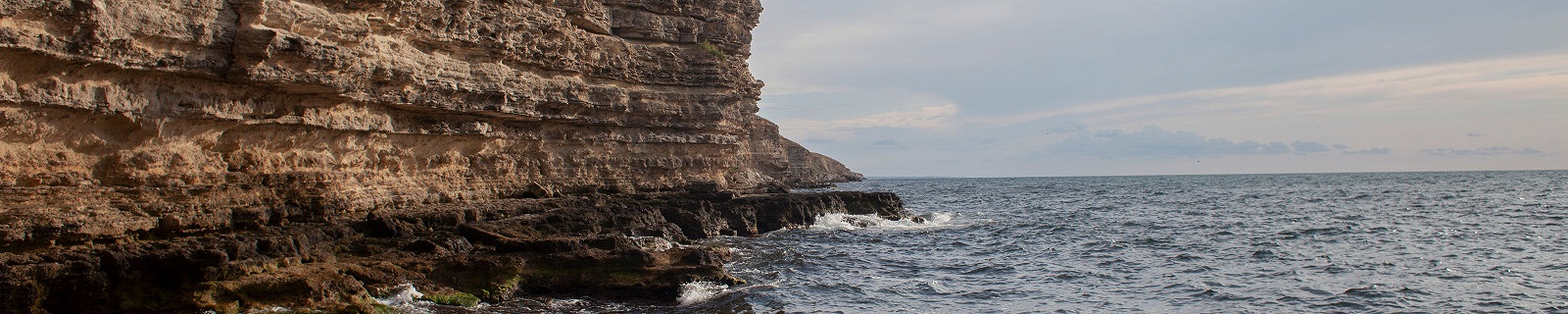 Скалистый берег в селе Межводное, Республика Крым