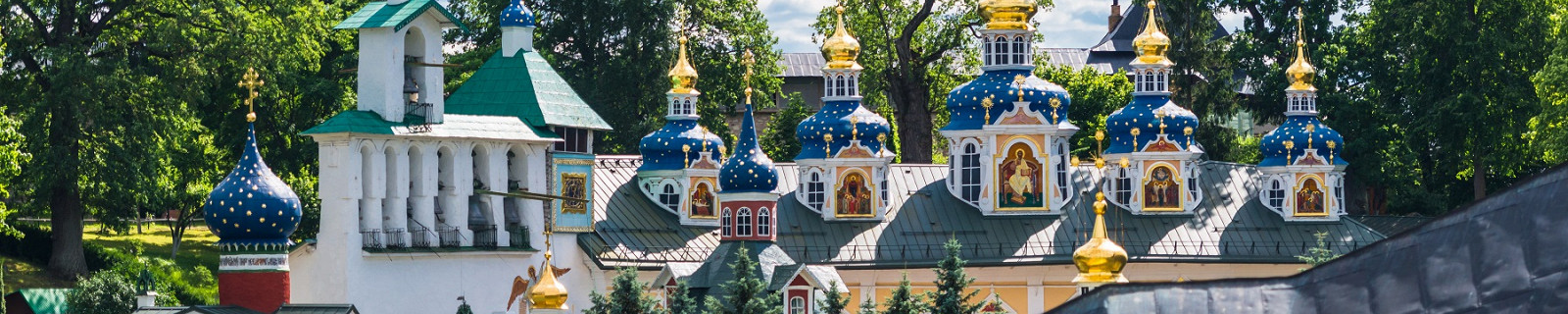 Псково-Печерский монастырь красочный вид церквей и куполов