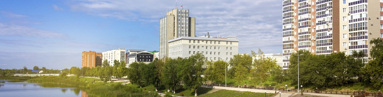 Вид на набережную города Курган у реки Тобол