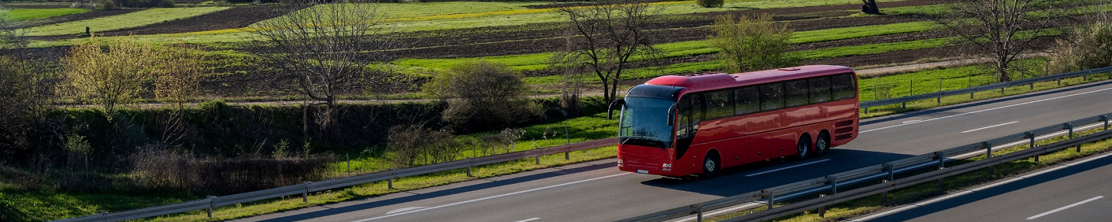 Туристический автобус на дороге
