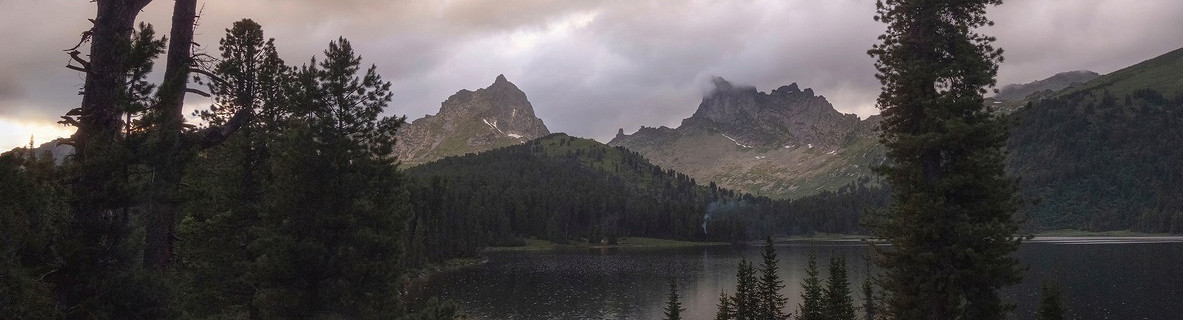 Дождь на закате на горном озере. Природный парк Ергаки