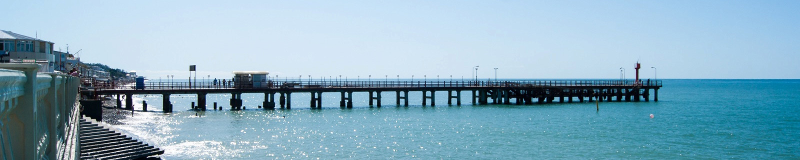 Красивая белая набережная на берегу Черного моря в Сочи, Лоо