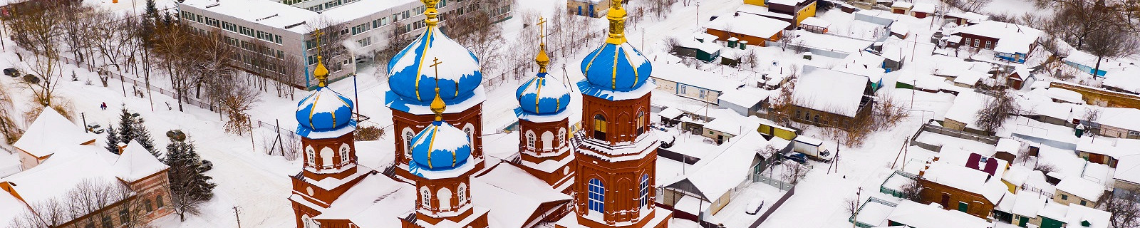 Вид с воздуха на Покровскую церковь и жилые кварталы зимой в городе Петровске, Россия