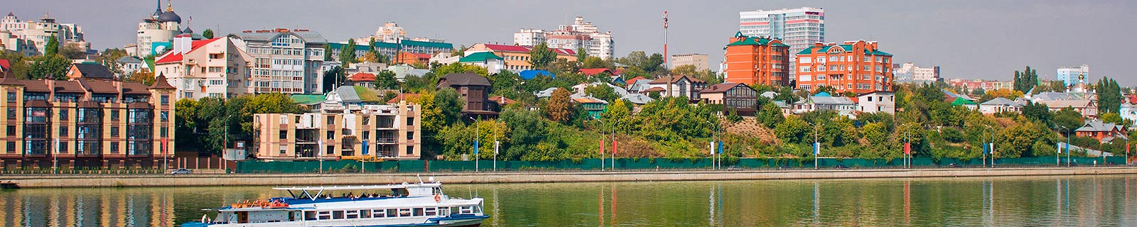 Теплоход идет по реке в Воронеже