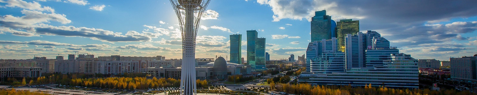 Астана, Нур-Султан, Казахстан. Центр города, небоскреб, вид на Байтерек