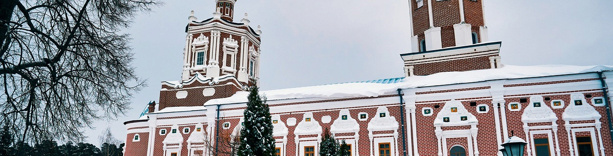 Парк на территории Солотчинского монастыря в зимний день