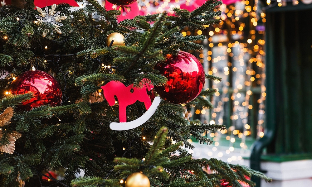 Журнал/Москва, Петербург или Казань: сравнение новогодних программ — куда ехать за атмосферой