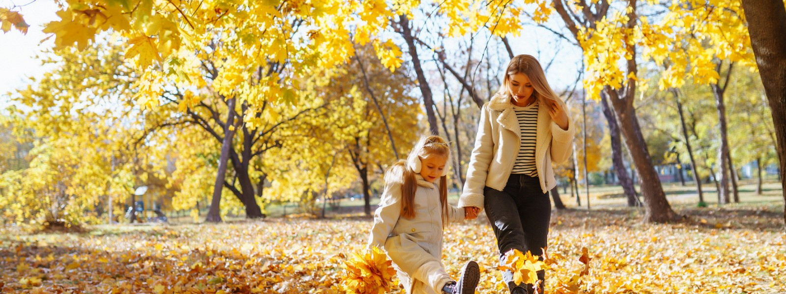 Журнал/Куда поехать на осенние каникулы одинокой маме с детьми: 5 направлений без лишнего стресса