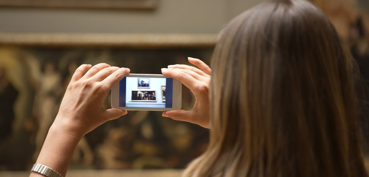 Почему во многих музеях запрещается фотографировать экспонаты со вспышкой?