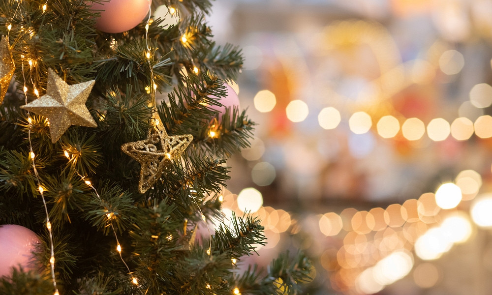 Журнал/Модные тренды Нового года-2026: цирк из посуды, бумажные елки и шары с видео