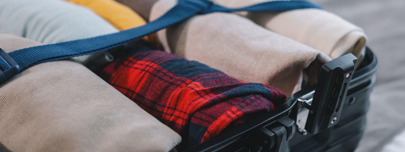 Журнал/В чем отправиться в путешествие: выбор одежды и обуви для комфортного отдыха