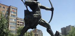 Статуя Айка в Ереване