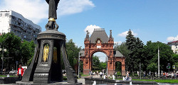 Памятник великомученице Екатерине и Триумфальная арка
