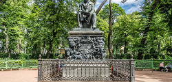 Памятник Ивану Крылову