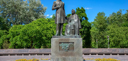 Памятник Пушкину и Арине Родионовне