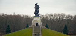 Памятник «Воин-освободитель» в Берлине