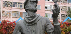 Памятник Остапу Бендеру в Элисте