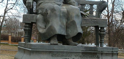 Памятник Н. С. Лескову в Орле