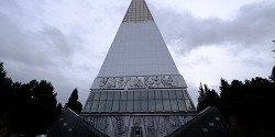 Памятник первооткрывателям земли Югорской