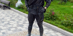 Памятник товарищу Сухову