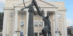 Скульптура Звездочета и солнечные часы