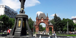 Памятник великомученице Екатерине и Триумфальная арка