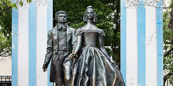Памятник Пушкину и Гончаровой на Арбате