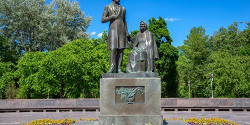 Памятник Пушкину и Арине Родионовне