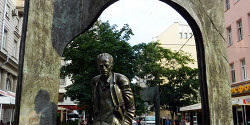 Памятник Булату Окуджаве