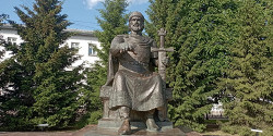 Памятник Юрию Долгорукому в Костроме