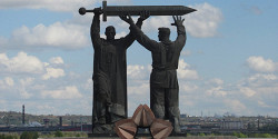 Монумент «Тыл — фронту»