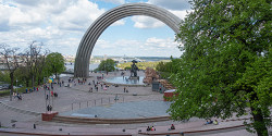 Арка дружбы народов в Крещатом парке