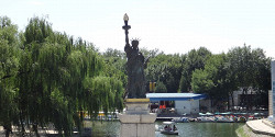 Парк мира в Пекине