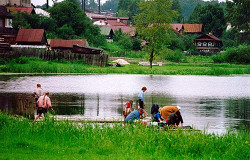 Женщины полощут белье в речке Мстерке