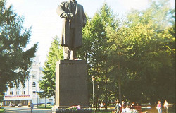 Памятник В.И.Ленину перед Театром оперы и балета, Пермь