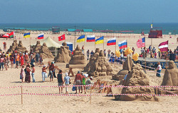 Песчаные фигуры на пляжах Анапы, Россия.