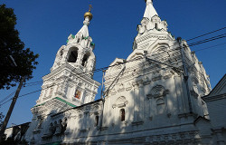 Свято-Троицкий монастырь, Казанская надвратная церковь и колокольня