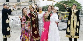 Узбек живет от свадьбы к свадьбе: 6 особенностей свадебной церемонии в Узбекистане