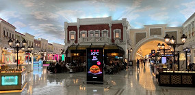 Волшебная атмосфера и торгаши в обменнике: турист честно рассказал о шопинге в Villaggio Mall в Дохе