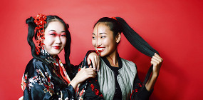 Торчащий клык, темное лицо и кукольные платья: 5 модных трендов в Японии