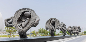 Синий петух, золотой палец и еще 7 удивительных скульптур Катара