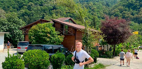 Отдых в Абхазии: невероятно дерзкое вождение, заросшие руины санаториев СССР и удивительная атмосфера