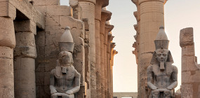 Почему у египетских статуй отбиты носы? Реальная причина