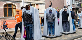 Почему в Голландии есть открытые туалеты на улицах, и как ими пользуются местные