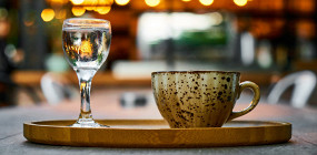 Зачем турки пьют кофе с водой?
