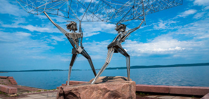 Памятник «Рыбаки» на набережной Петрозаводска