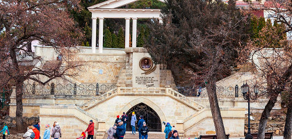 Грот с бюстом Лермонтова в Кисловодске