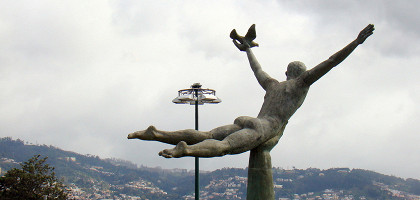 Скульптура летящего человека, Фуншал