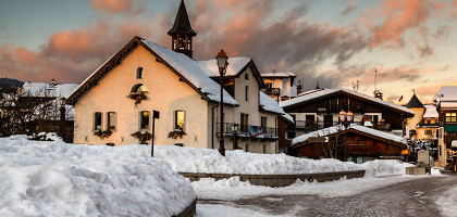 Деревня Межев вечером, французские Альпы, Франция