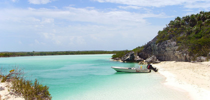 Одинокая лодка на диком пляже, Багамские острова